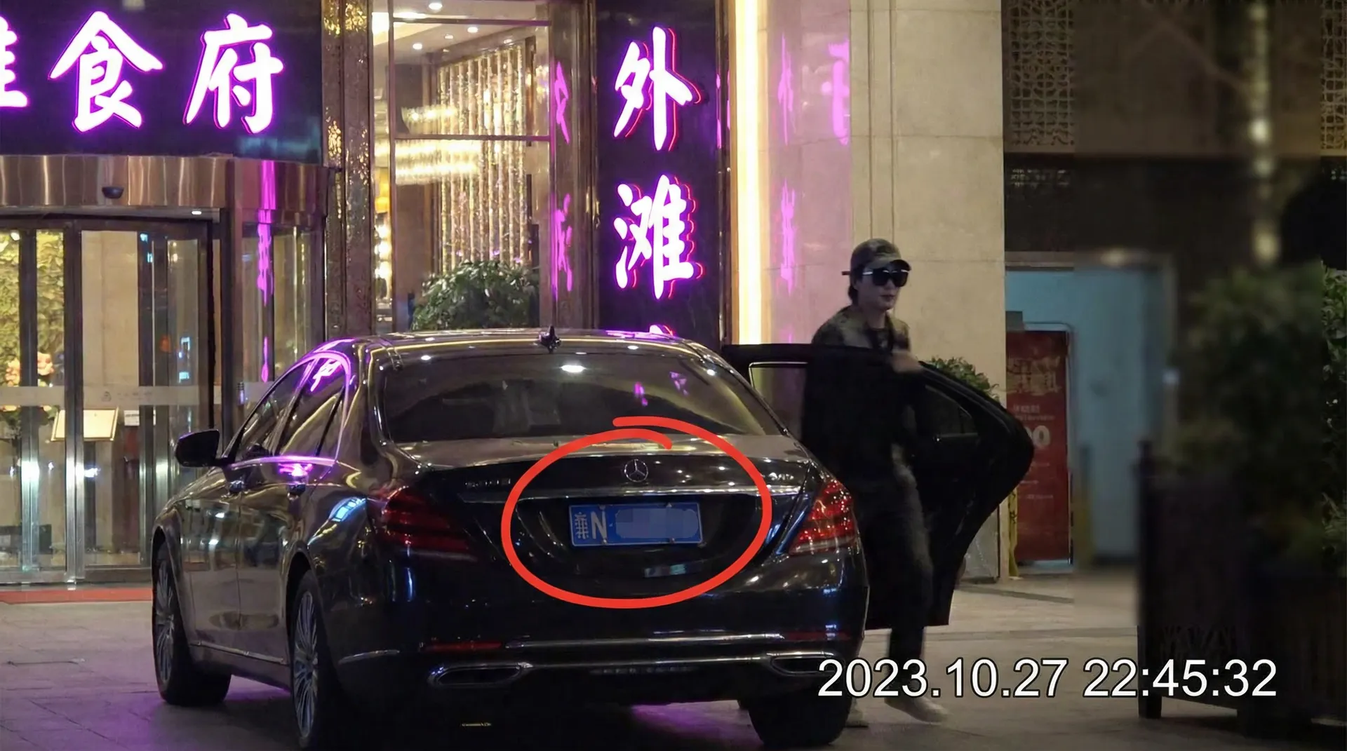 里番动漫 - 动漫推荐与热门里番推荐 - 豪车餐厅外被拍